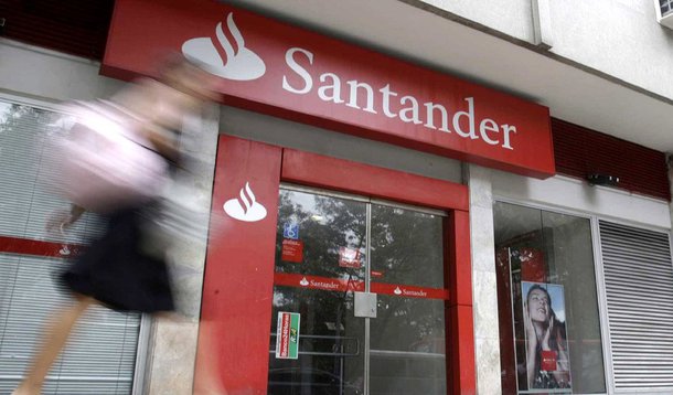 Banco Santander abriu a temporada de resultados bancários da Espanha com um aumento de 10% no lucro líquido do primeiro trimestre ante o mesmo período do ano anterior, superando as previsões e ajudado por fortes negócios no Brasil, seu maior mercado; no Brasil, onde obtém cerca de 26% de ganhos, o lucro líquido do Santander subiu 7% no ano; Santander, maior banco da zona do euro em valor de mercado, divulgou lucro líquido de 2,05 bilhões de euros (2,5 bilhões de dólares) nos três primeiros meses do ano