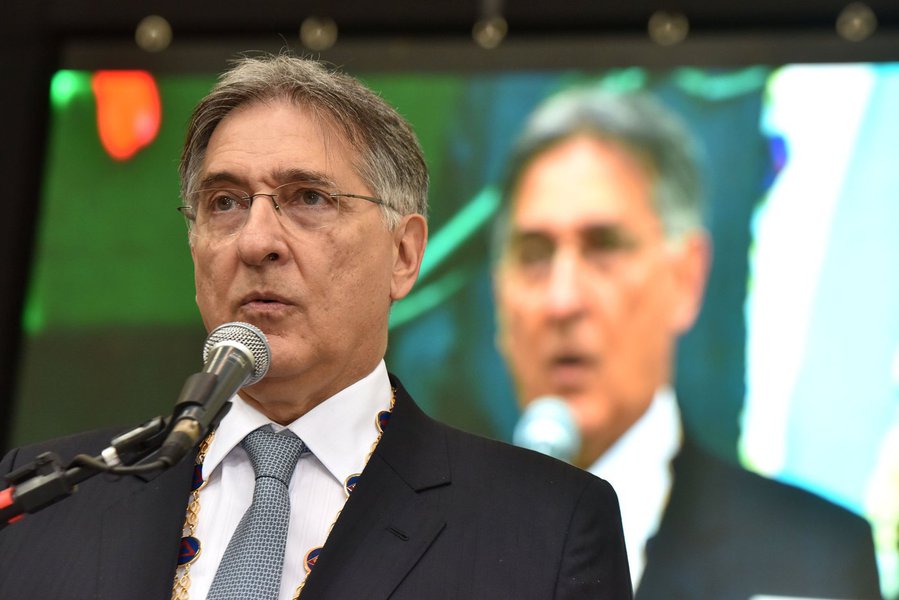 "Seja quem for aquele que assumir a nobre função de conduzir o destino dos mineiros e das mineiras, sua responsabilidade número um deve ser a de preservar, criar e ampliar o amanhã de nossa gente, assim como fez JK com seu arrojado projeto de desenvolvimento, assim como fez Getúlio Vargas na formatação das leis trabalhistas e da previdência, assim como fez o presidente Lula com seus bem-sucedidos programas de inclusão social". Governador de Minas, Fernando Pimentel, em discurso no Dia de Tiradentes