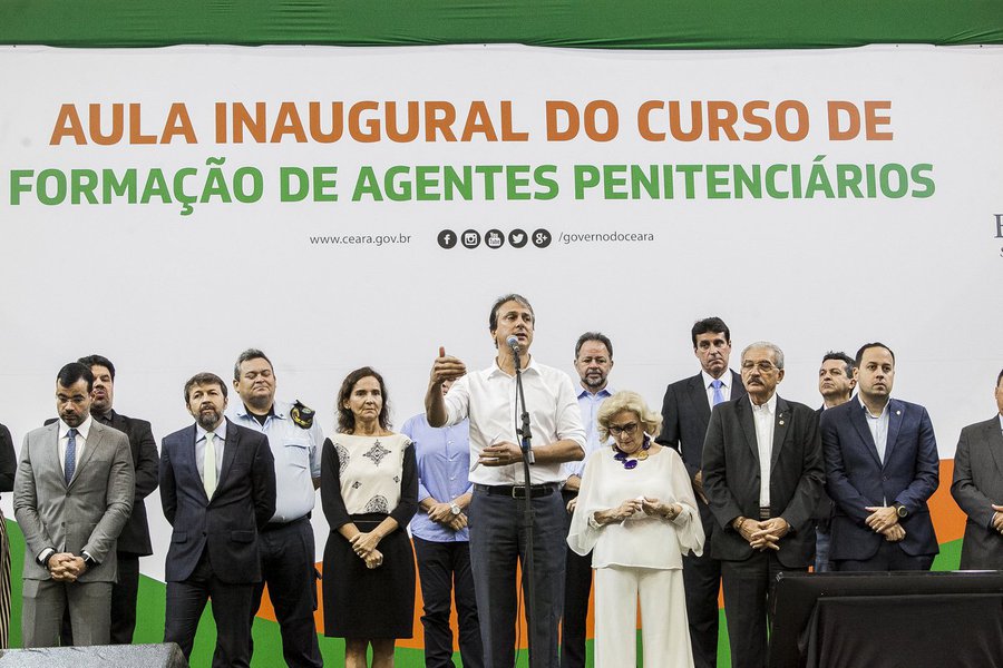 O governador Camilo Santana (PT) comandou nesta quarta-feira (18) a solenidade de abertura do curso de formação para 1.695 candidatos a agente penitenciários no Ceará. Os participantes serão submetidos a período de aulas até o dia 30 de maio, com aplicação do exame final em 3 de junho. Serão selecionados mil alunos para a carreira de agente. Os outros 695 seguirão para o cadastro de reserva. “Novos mil agentes significam o aumento de quase 50% do atual efetivo. Temos hoje cerca de 2.150 agentes. O sistema precisa de um reforço grande, necessita de uma ampliação, e esse é o objetivo desse concurso”, afirmou o chefe do Executivo estadual
