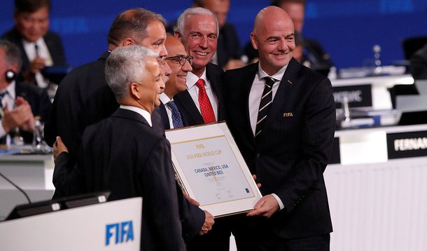 Presidente da Fifa, Gianni Infantino (D), posa para foto após anúncio de que EUA, México e Canadá sediarão Copa do Mundo de 2026 13/06/2018 REUTERS/Sergei Karpukhin