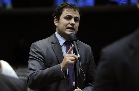 Após os tiros contra o acampamento em favor do ex-presidente Lula em Curitiba (PR), o deputado federal Glauber Braga (Psol-RJ) declarou em vídeo à TV 247 que não se pode "tolerar esta ampliação do estado de exceção"; de acordo com o parlamentar, pelas últimas informações, um dos atingidos que estava em estado grave, Jeferson Lima de Menezes, está fora de perigo; assista