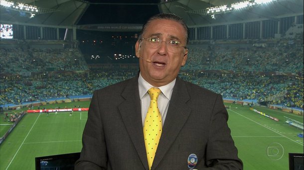 correspondente alemão Philipp Lichterbeck, no Brasil desde 2012, a pretexto da Copa, escreveu artigo no site DW, em sua coluna Cartas do Rio, sobre a transmissão da Rede Globo e, particularmente, o seu apresentador; para ele, a partir do início dos jogos, os "brasileiros terão que suportar o eterno Galvão Bueno durante mais essa Copa"; jornalista segue, com olhar agudo e atribui a mesmice ao "preço que o país paga por sua meritocracia – que não estimula novos talentos nem contribui para a diversidade. Ao contrário, apenas protege um establishment que mantém o Brasil preso no seu próprio passado"
