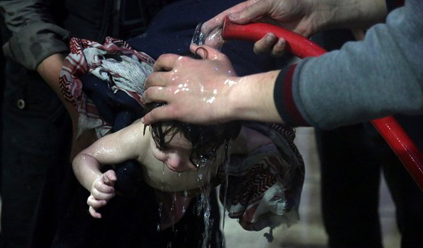 Criança é tratada em hospital em Douma, após suposto ataque químico na Síria 07'/04/2018 White Helmets/Divulgação via REUTERS
