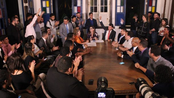 Fragilizada politicamente e retraída desde que anunciou sua pré-candidatura ao governo do Maranhão, a primeira reunião política de Roseana Sarney (MDB) só foi possível graças a um empurrãozinho de Temer; através de seus assessor, Assis Filho, jovens do MDB de outros estados, que participavam de um evento em São Luís, foram levados para uma reunião com Roseana
