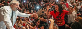 Impedido por uma multidão de apoiadores, o ex-presidente Lula Luiz Inácio Lula da Silva tentou deixar a sede do Sindicato dos Metalúrgicos do ABC, em São Bernardo do Campo (SP), por volta das 17h30; ele chegou a entrar em um carro com o advogado Cristiano Zanin, mas o veículo foi cercado por centenas de pessoas que impediram o veículo de sair; desde então, integrantes do PT negociam com os manifestantes a saída do ex-presidente