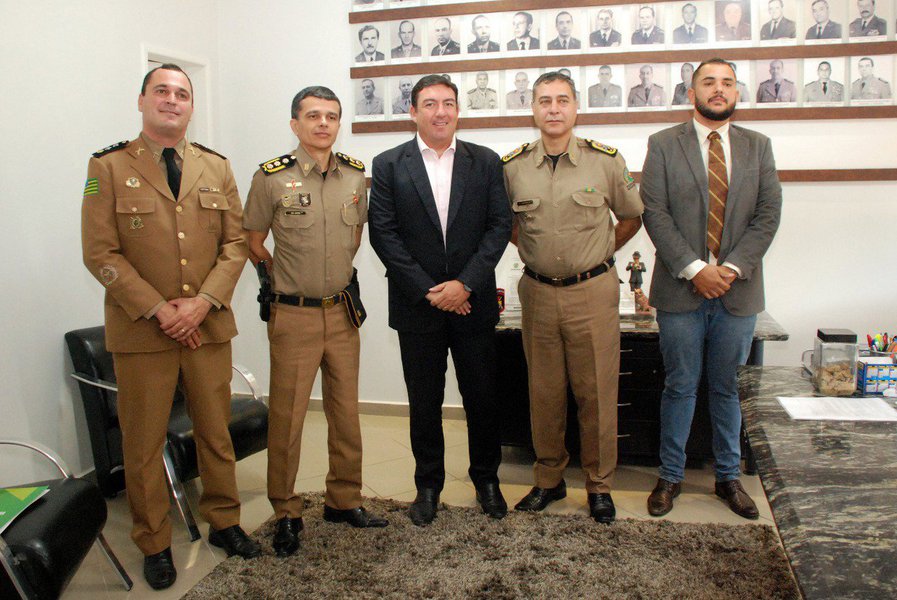 O presidente da Assembleia Legislativa, deputado José Vitti (PSDB), visitou na manhã desta quinta-feira, 21, o comandante-geral da Polícia Militar do Estado de Goiás Silvio Vasconcelos e o chefe do Estado Maior, coronel André; além da visita de cortesia ao alto escalão da PM-GO, Vitti também discutiu alguns pontos do projeto de Lei 0885/18, que trata da promoção de Oficiais e Praças e está em tramitação na Alego; a matéria fixa data única de 31 de julho para promoções por antiguidade e merecimento de Oficiais e Praças da corporação