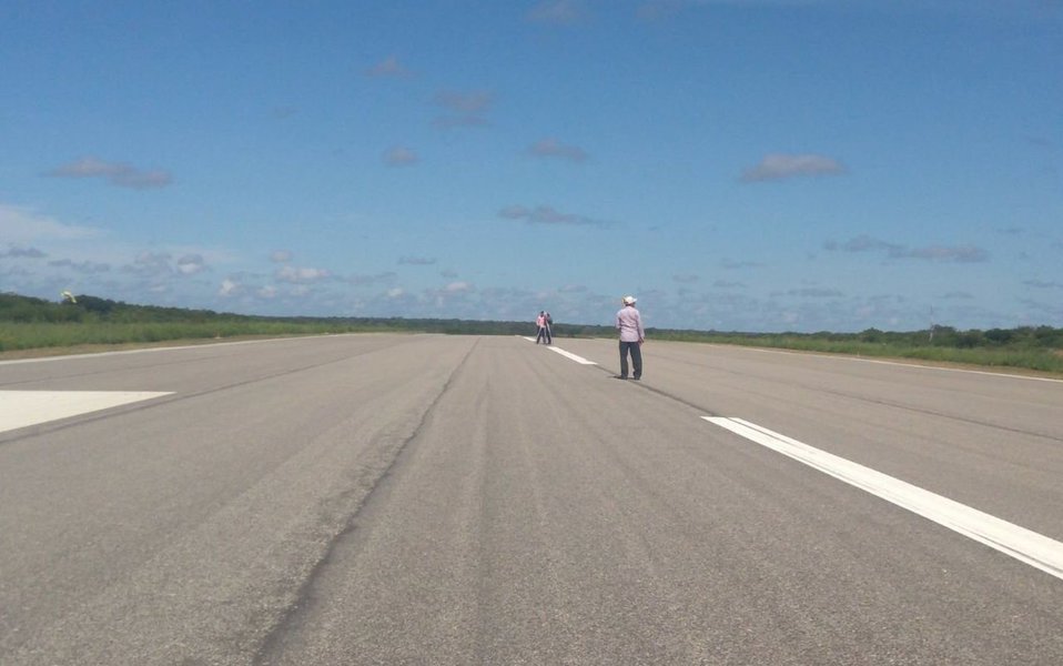 Dentro de um mês o Aeroporto de Aracati deverá estar pronto para receber a equipe de inspeção da Agência Nacional de Aviação Civil (ANAC)  para permitir a emissão da certificação definitiva para a operação de voos comerciais e de voos por instrumentos. O Departamento Estadual de Rodovias – DER está cumprindo a última exigência da ANAC para a emissão do documento, que é a ampliação da faixa de pista de 75 metros  para 140 metros de cada lado, proporcionando uma maior segurança para a operação de pousos e de decolagens