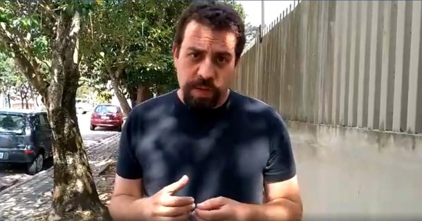 Líder do MTST e da Frente Povo Sem Medo, Guilherme Boulos presta solidariedade às famílias que moravam no prédio ocupado no Largo do Paissandu, no centro de São Paulo, que desabou nesta madrugada após um incêndio, e rebateu críticas contra as ocupações; "Nós temos visto com perplexidade nas redes sociais gente querendo culpar as próprias vítimas, culpar as famílias por essa tragédia. Ninguém vai para uma ocupação porque quer. Se há algum responsável nisso é o poder público, que não assegurou moradia", disse; assista