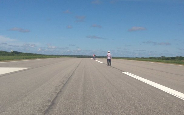 Dentro de um mês o Aeroporto de Aracati deverá estar pronto para receber a equipe de inspeção da Agência Nacional de Aviação Civil (ANAC)  para permitir a emissão da certificação definitiva para a operação de voos comerciais e de voos por instrumentos. O Departamento Estadual de Rodovias – DER está cumprindo a última exigência da ANAC para a emissão do documento, que é a ampliação da faixa de pista de 75 metros  para 140 metros de cada lado, proporcionando uma maior segurança para a operação de pousos e de decolagens
