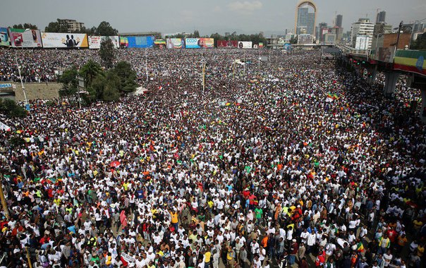 Uma explosão causou a morte de várias pessoas durante uma grande manifestação realizada neste sábado (23), em Adis Abeba, Etiópia, protagonizada por partidários do novo premiê, Abiy Ahmed, um político reformista