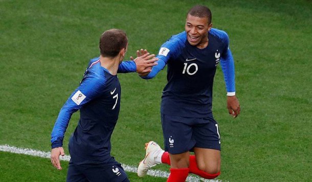 Ao vencer a seleção peruana por 1x0, a França chegou aos seis pontos e joga por um empate contra a Dinamarca na próxima terça-feira (26) às 11h (de Brasília), em Moscou; o adversário sairá do Grupo D (Argentina, Croácia, Islândia ou Nigéria)