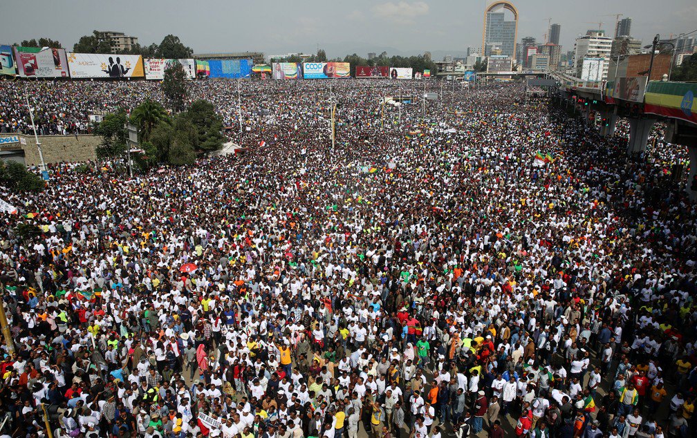 Uma explosão causou a morte de várias pessoas durante uma grande manifestação realizada neste sábado (23), em Adis Abeba, Etiópia, protagonizada por partidários do novo premiê, Abiy Ahmed, um político reformista
