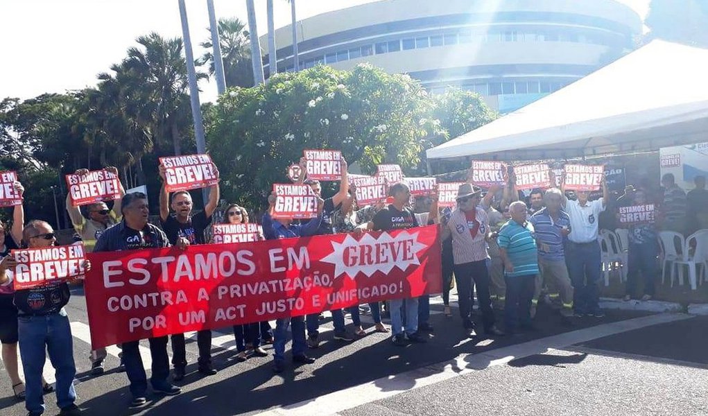 Servidores da Chesf e da Eletrobras no Piauí decretaram greve de advertência por 72 horas em protesto contra a possibilidade de privatização das empresas; os serviços essenciais serão mantidos e 50% dos funcionários estarão trabalhando; por enquanto, o processo de venda de cinco distribuidoras está suspenso por decisão da Justiça do Trabalho do Rio