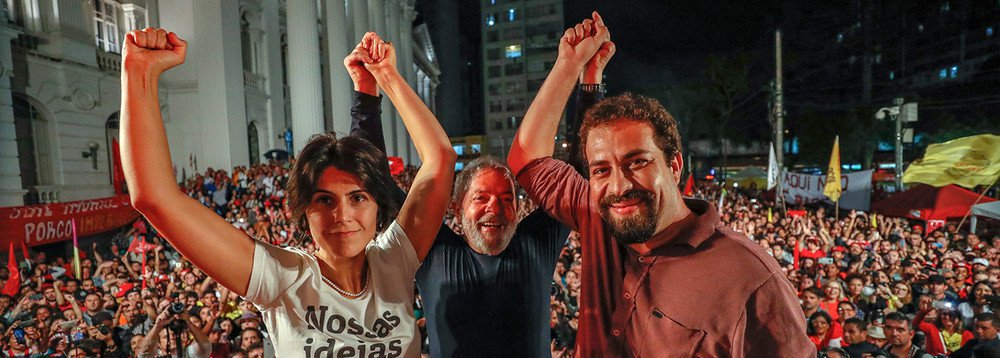 "Na nova encruzilhada histórica que vive o Brasil há um lado a escolher, o da luta pela democracia, os direitos do povo, a soberania nacional. E um método a adotar, o da resistência, da união e da luta, sem tréguas nem concessões, contra inimigos que pretendem instaurar uma ditadura, impedir o progresso social e submeter o país ao imperialismo", diz o colunista Jose Reinaldo Carvalho; "Nas opções que a esquerda fizer em face da atual encruzilhada histórica é necessária a convicção de que não haverá travessia fácil, nem retilínea , nem abrupta"