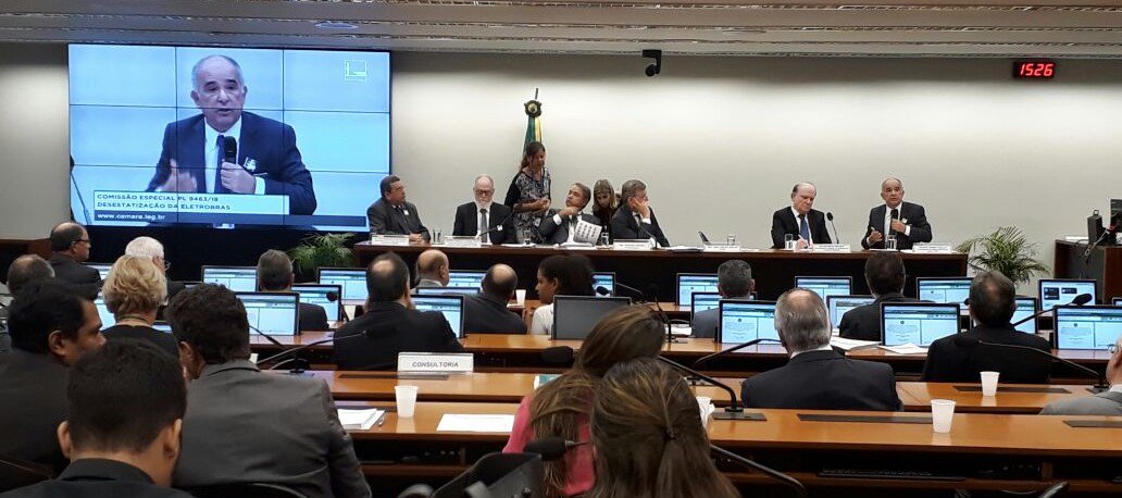 O ex-presidente da Agência Nacional de Águas, Vicente Andreu,  diz que o modelo proposto para a Eletrobras no que se refere à gestão dos recursos hídricos vai aumentar os conflitos; ele afirmou que a solução de conflitos em bacias como a do Rio Madeira é a judicialização; já na gestão do São Francisco, a Chesf abastece 80% das cidades e tem responsabilidade social, ambiental e estratégica com o Nordeste