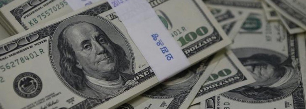 O dólar abriu nesta terça-feira (12) em queda cotado a R$ 3,7217, o que representa um recuo de 0,13%; a moeda norte-americana subiu ontem 0,54%, valendo R$ 3,7267 para venda, mesmo com a atuação do Banco Central ofertando swaps cambiais (venda futura do dólar)