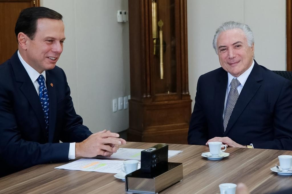 Michel Temer (MDB) se reuniu nesta sexta-feira (20) com João Doria (PSDB), pré-candidato tucano ao governo de São; segundo a jornalista Andreia Sadi, Temer e Doria discutiram alianças entre MDB e PSDB para a disputa estadual em São Paulo e também para o pleito nacional; Doria quer o apoio do MDB para a sua campanha, mas o presidente da Fiesp, Paulo Skaf (MDB), mantém sua candidatura ao Palácio dos Bandeirantes