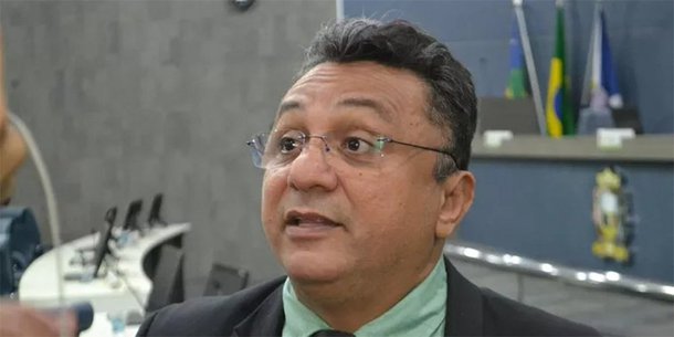 O vereador Dudu (PT) voltou a defender a posição de manter o nome de Lula para a disputa presidencial e que a democracia no país sofre ataques do Judiciário; na Câmara Municipal de Teresina, ele afirmou que "Estão tentando abalar a democracia desde a retirada da Dilma da presidência e com a prisão da maior liderança popular do nosso país e uma das maiores do mundo, o presidente Lula"