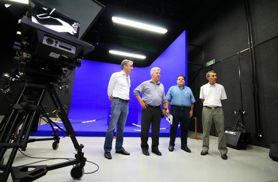 O presidente da Associação Pró-Desenvolvimento Industrial do Estado de Goiás (Adial) e ex-prefeito de Goianésia Otávio Lage de Siqueira Filho visitou a nova TV Brasil Central (TBC) na última segunda-feira e elogiou o processo de modernização da emissora; “Existe hoje grande oferta de informação no mundo e, para conquistar o telespectador, é preciso investir em qualidade. A TBC está no caminho certo”, afirmou