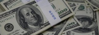 O dólar abriu nesta terça-feira (12) em queda cotado a R$ 3,7217, o que representa um recuo de 0,13%; a moeda norte-americana subiu ontem 0,54%, valendo R$ 3,7267 para venda, mesmo com a atuação do Banco Central ofertando swaps cambiais (venda futura do dólar)