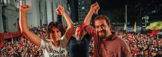 "Na nova encruzilhada histórica que vive o Brasil há um lado a escolher, o da luta pela democracia, os direitos do povo, a soberania nacional. E um método a adotar, o da resistência, da união e da luta, sem tréguas nem concessões, contra inimigos que pretendem instaurar uma ditadura, impedir o progresso social e submeter o país ao imperialismo", diz o colunista Jose Reinaldo Carvalho; "Nas opções que a esquerda fizer em face da atual encruzilhada histórica é necessária a convicção de que não haverá travessia fácil, nem retilínea , nem abrupta"