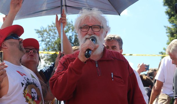 Teólogo e escritor Leonardo Boff criticou nesta quinta-feira, 19, durante visita ao acampamento da resistência democrática em Curitiba, a prisão do ex-presidente Lula; "Lula está recluso. Recluso injustamente, pois não se trata de uma condenação judicial, se trata de uma condenação política, rejeitada pelos maiores juristas nacionais e internacionais", disse Boff