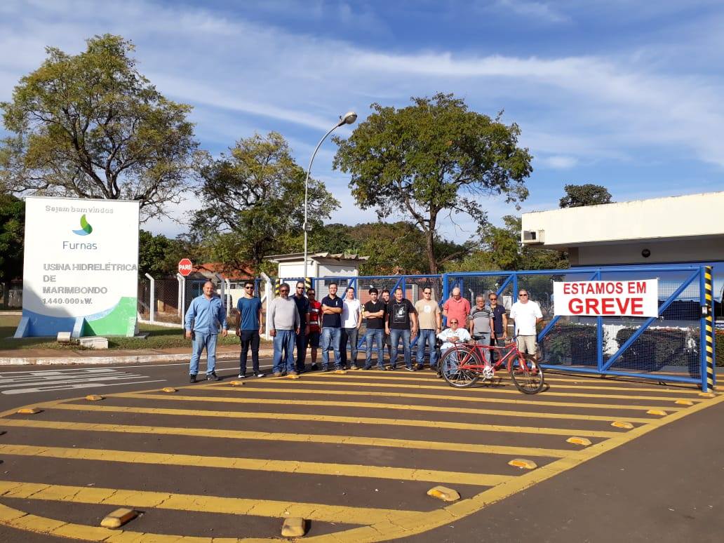 A estatal Eletrobras informou que foi suspensa uma greve de funcionários da holding iniciada na véspera por sindicatos e inicialmente prevista para se estender por 72 horas; "Na Eletrobras holding a greve foi interrompida pela manhã e já houve retorno ao trabalho", disse em nota a estatal