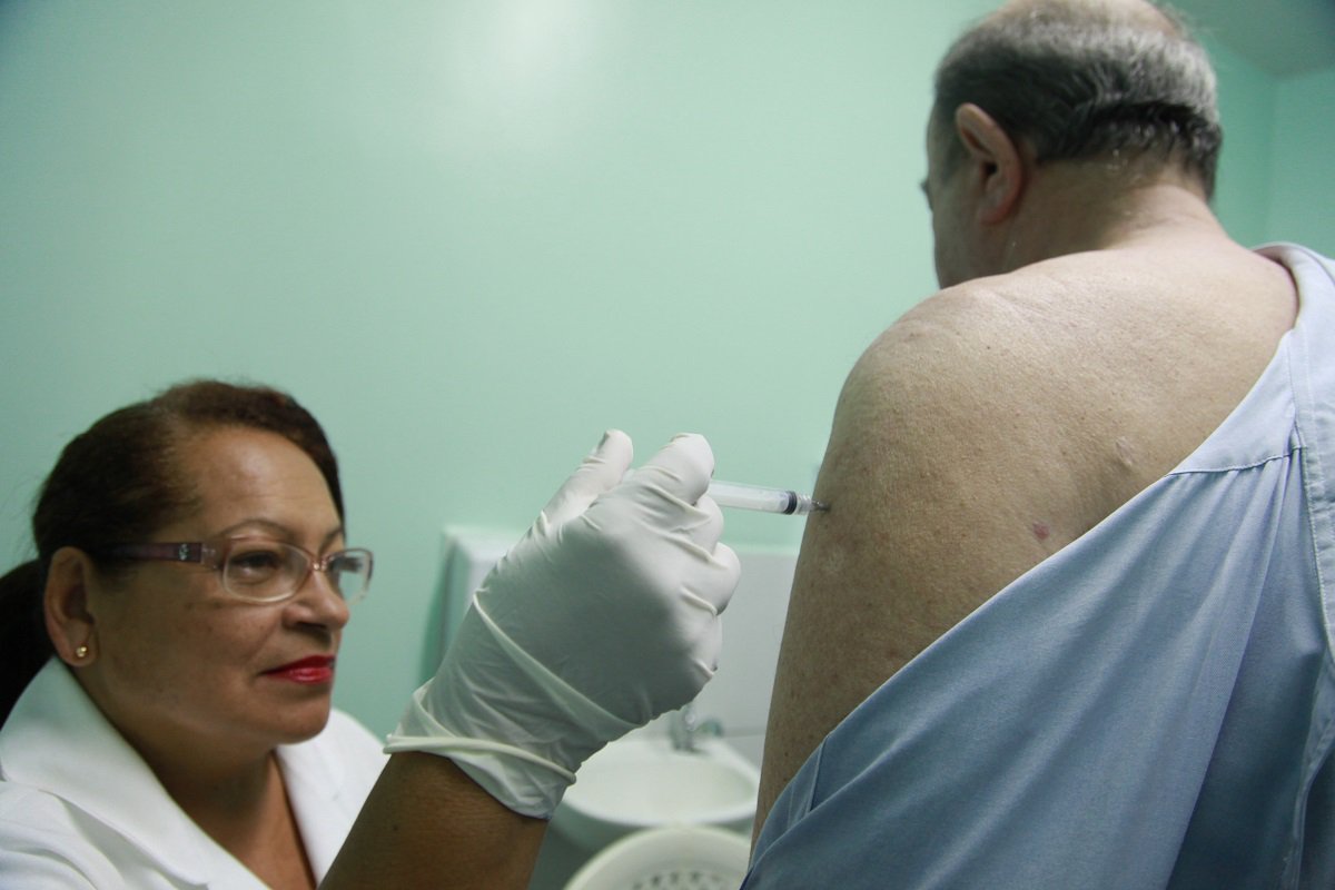 A Prefeitura de Fortaleza iniciou hoje (20), a campanha de vacinação contra a influenza em todos os Postos de Saúde da Capital. A vacina disponível nas unidades protege contra três sorotipos: Influenza A (H1N1, H3N2) e Influenza B.  A Secretaria da Saúde do Estado também autorizou para esta sexta-feira, 20, o início da Campanha de Vacinação contra Influenza