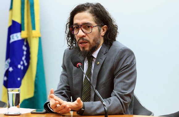 O pedido para investigar o deputado do Psol-RJ foi apresentado pelo PR com o argumento de que ele teria incorrido nos crimes de "apologia às drogas e perversão sexual"; à jornalista Leda Nagle, o parlamentar foi perguntado sobre o que faria se o mundo tivesse para acabar; segundo a acusação, Wyllys respondeu que consumiria drogas ilícitas que nunca experimentou e teria relações sexuais com todas as pessoas que o desejassem