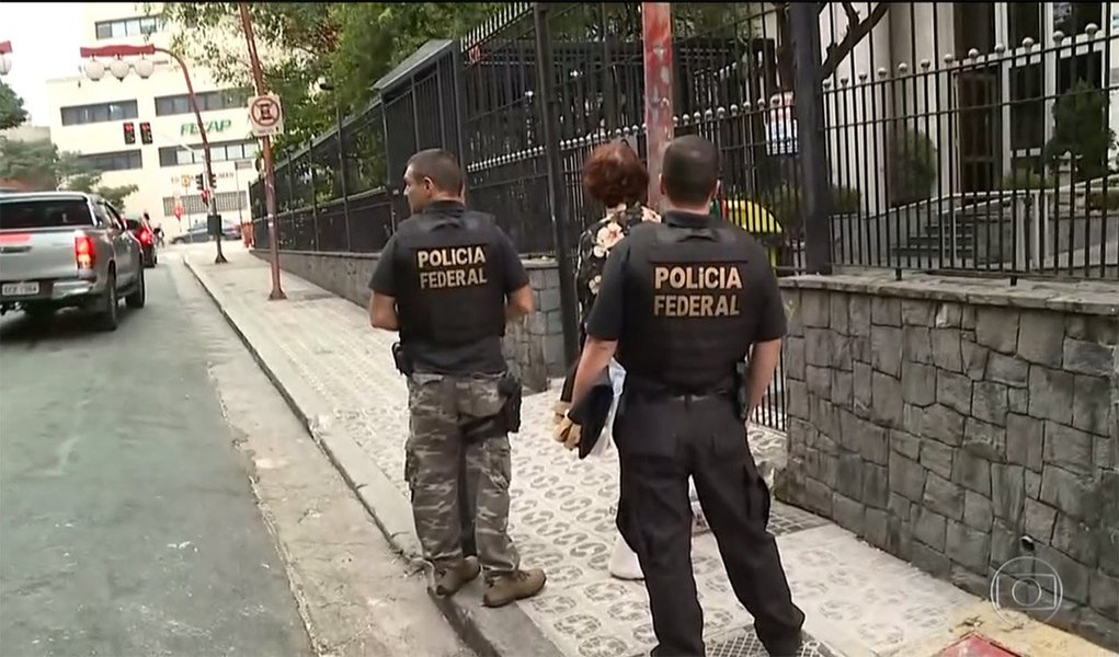 Denominada de Operação 'Câmbio, Desligo', os policiais federais cumpriram cinco mandados de prisão preventiva em Porto Alegre; ação é um desdobramento da Lava Jato; os alvos são clientes de doleiros que atuavam com remessa ilegal e lavagem de dinheiro no exterior; os suspeitos integravam um sistema chamado Bank Drop, no qual doleiros remetem recursos ao exterior através de uma ação conhecida como “dólar-cabo”