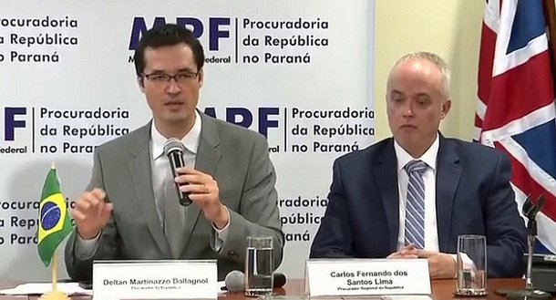 Procuradores da Lava Jato se manifestaram contra o pedido da prefeitura de Curitiba e de moradores da capital paranaense para que o ex-presidente Lula seja transferido da sede da Polícia Federal para outro local 'mais apropriado'; na última sexta-feira, 20, a própria Polícia Federal pediu autorização para tirar Lula de suas dependências; sobre este pedido, porém, os procuradores da República ainda não se manifestaram, o que vão fazer em autos separados