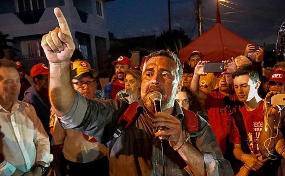 Em discurso no acampamento Lula Livre, em Curitiba, o líder do PT na Câmara, Paulo Pimenta, mandou um recado a quem tenta manter isolado o ex-presidente Lula; "Nós já notificamos a juíza (Carolina Moura Lebbos, da 12.ª Vara Federal de Curitiba): terça-feira, às 11 horas a comissão estará aqui em Curitiba, nós vamos entrar na Superintendência, vamos inspecionar a Superintendência, vamos falar com o presidente Lula, e quem tentar nos impedir vai ser responsabilizado pelo crime que vai cometer"