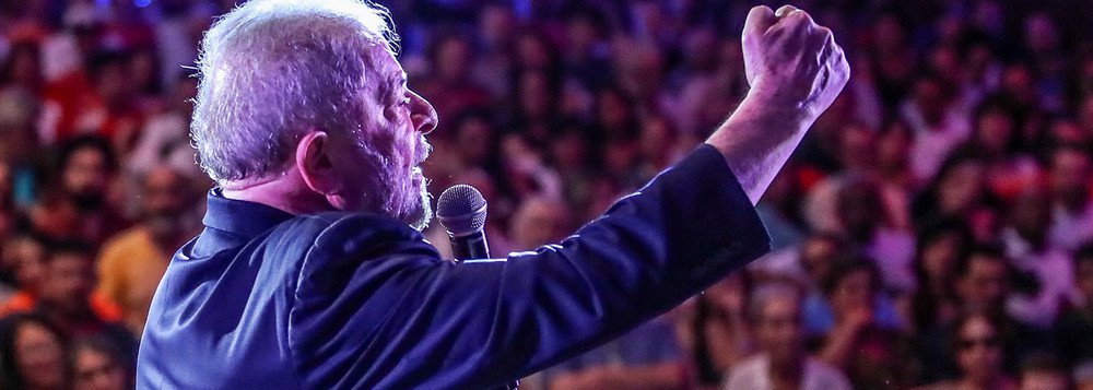 Vítima de caçada judicial e, mesmo assim, líder nas pesquisas e considerado o melhor presidente da história do País, Luiz Inácio Lula da Silva fez um discurso em São Bernardo do Campo (SP) que entrará para a história; "Não adianta tentar acabar com as minhas idéias, elas já estão pairando no ar e não tem como prendê-las. Não adianta parar o meu sonho, porque quando eu parar de sonhar, eu sonharei pela cabeça de vocês e pelos sonhos de vocês", disse; "Não adianta eles acharem que vão fazer com que eu pare, eu não pararei porque eu não sou um ser humano, sou uma ideia"