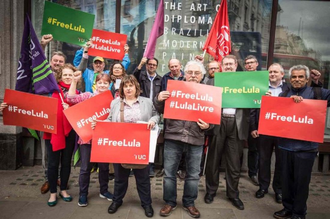 Sindicalistas britânicos apresentaram uma carta pedindo liberdade imediata do ex-presidente Lula; a carta é assinada por Francis O’Grady, Secretária Geral da Central Sindical Britânica (TUC); entre o sindicalistas estavam representantes da Unite, o maior sindicato britânico, e da NUT, Sindicato dos Professores, junto a outras organizações da sociedade civil; Tony Burke, Subsecretário Geral da Unite, tentou entregar a carta, apertando a campainha da Embaixada brasileira, mas a porta não foi aberta