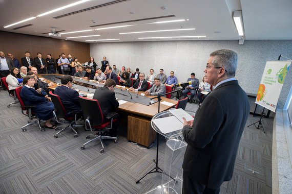 O governo de Minas Gerais vai destinar R$ 40 milhões, por meio da Companhia Energética (Cemig), para a eficiência energética em hospitais que atendem pacientes pelo Sistema Único de Saúde (SUS); investimento vai beneficiar 80 hospitais na melhoria de equipamentos e nos processos hospitalares