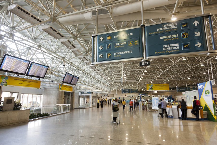 Homens armados roubaram uma carga de telefones celulares avaliada em R$ 3,4 milhões no terminal de cargas do Aeroporto do Galeão, no Rio de Janeiro; ação durou cerca de uma hora e os assaltantes rumaram para a Favela Nova Holanda, no Complexo da Maré; roubo será investigado pela Delegacia de Roubos e Furtos de Cargas (DRFC)