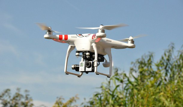 Drones (ou UAVs) são veículos aéreos que não necessitam de ser controlados por humanos, isto é, ao contrário de aviões, estes eletrônicos não tem um piloto, mas são sim telecomandados. Os drones têm sido a estrela de ascensão dos eletrônicos para o consumidor, e se você já não é dono de um, certamente conhece alguém que o é. Estes aparelhos têm sido também procurados em diferentes indústrias, tais como vigilância, agricultura, vendas e serviços de construção