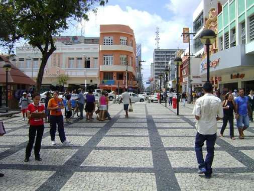 O presidente da Câmara de Dirigentes Lojista (CDL) de Fortaleza, Assis Cavalcante informou que o comércio de Fortaleza vai abrir normalmente neste sábado (21), feriado nacional de Tiradentes, após acordo entre os sindicatos patronal e dos trabalhadores do comércio. Segundo o presidente da CDL  sábado é melhor dia da semana para vendas. Apesar dos comerciários serem contra, a nova lei do comércio, aprovada pela Prefeito Roberto Cláudio, em outubro de 2017, permite a ampliação do horário de funcionamento do comércio, inclusive, nos feriados