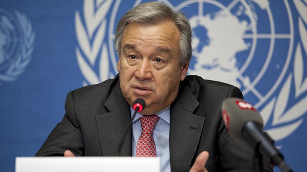 Secretário-geral da ONU, António Guterres, alertou sobre o retorno da Guerra Fria e denunciou que a situação na Síria representa agora o maior perigo para a paz e segurança internacionais; "A Guerra Fria voltou", disse Guterres ao Conselho de Segurança das Nações Unidas durante uma reunião solicitada pela Rússia para discutir as tensões em torno da Síria, depois que os Estados Unidos ameaçaram disparar mísseis contra o país em resposta ao suposto ataque químico do fim-de-semana