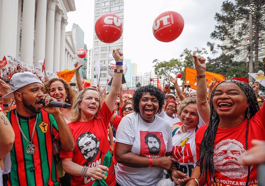 Em carta lida pela presidente nacional do PT, senadora Gleisi Hoffmann (PT-PR), o ex-presidente Lula afirma que é "com tristeza que vivemos um momento onde a nossa democracia está incompleta, com um presidente que não foi eleito pelo povo no poder. O desemprego cresce e humilha o pai de família e a dona de casa"; "A sabedoria popular contra essa propaganda massiva, em especial das Organizações Globo, que controlam a maior parte das comunicações desse país, revela-se nas pesquisas, onde o povo mostra que sabe o caminho para voltar a ter um Brasil melhor, com mais inclusão social, democracia e felicidade"