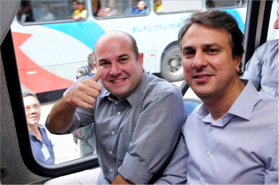 O governador Camilo Santana (PT) e o prefeito de Fortaleza, Roberto Cláudio (PDT), assinam nesta terça-feira, (24), a Ordem de Serviço para a urbanização da Comunidade do Dendê. Serão investidos R$ 19, 25 milhões em obras como a drenagem e pavimentação de 70 vias e calçadas, a construção de uma avenida ligando o Dendê ao Centro de Eventos e duas praças e a recuperação de quase 500 unidades habitacionais