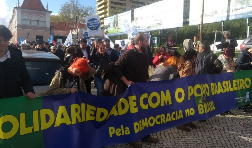 Centenas de pessoas participaram, junto à Embaixada do Brasil, em Lisboa, no ato público de protesto “Solidariedade com o povo brasileiro – Pela democracia no Brasil”; Filipe Ferreira, do Conselho Português para a Paz e Cooperação (CPPC), “este ataque, no Brasil, se enquadra num vasto plano de ingerência e desestabilização protagonizado pelos Estados Unidos da América contra países da América Latina e de outros cantos do mundo”