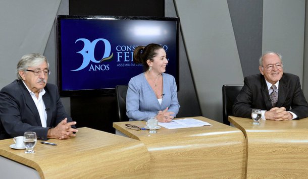 O ex-governador, ex-senador e atual secretário de Segurança Pública, Irapuan Costa Junior, concedeu entrevista à TV Assembleia nesta sexta-feira (13) sobre os 30 anos da Constituição Federal de 1988; Irapuan foi entrevistado pela jornalista Luciana Martins e pelo cientista político Itami Campos; o depoimento fará parte do documentário que a TV Assembleia que está sendo produzindo acerca do trigésimo aniversário da Carta Constitucional