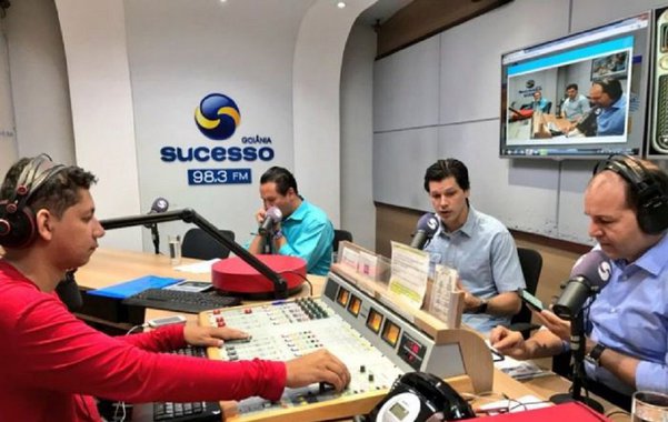 O presidente do MDB Goiás e pré-candidato do partido ao governo, deputado federal Daniel Vilela, afirmou em entrevista à Rádio Sucesso 98,3 FM, que não fará balcão de negócios com partidos e que as siglas que estão discutindo aliança com o MDB o fazem em função de um novo projeto para Goiás; “Nós defendemos uma nova prática política e não estamos dispostos a entrar nesse balcão de negócios de partidos que tentam fazer com que o pré-candidato se comprometa com situações extremamente prejudiciais ao governo e à população”, disse