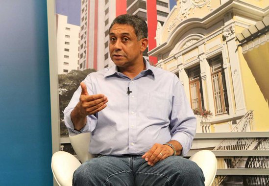 A Frente Brasil Popular de Uberlândia criticou em nota a condução coercitiva cumprida pela PF contra o ex-prefeito de Uberlândia Gilmar Machado por supostas irregularidades no Instituto de Previdência Municipal; para a Frente, Gilmar foi coagido em desrespeito ao princípio jurídico de presunção de inocência e de ampla defesa; "assim como os golpistas prenderam Lula para inviabilizá-lo à Presidência, a condução de Gilmar se dá como sequência do processo policialesco e autoritário que vivemos", diz a nota