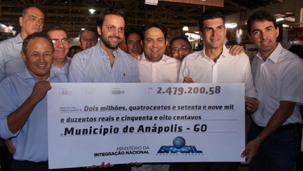 A decisão do goiano Alexandre Baldy de continuar como ministro das Cidades até o fim do ano agradou prefeitos do Estado, que notaram aumento no valor investido pela União em Goiás desde que Baldy assumiu o cargo; um deles é o prefeito de Anápolis, Roberto Naves (PTB); “Anápolis tem orgulho de você”, afirma o petebista; ministro desde o dia 2 de novembro de 2017, Baldy já viabilizou só para Anápolis quase R$ 130 milhões em investimentos