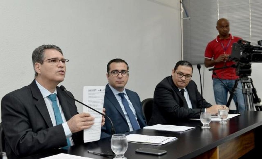 Um dos projetos trata da criação de um Programa de Integridade Empresas que teria por objetivo a criação de mecanismos que facilitem a descoberta e punição de irregularidades praticadas contra a administração pública do estado de Goiás; o programa seria direcionado a empresas que celebrarem contrato, consórcio, convênio, concessão ou parceria público-privado com a administração pública direta, indireta e fundacional do estado de Goiás