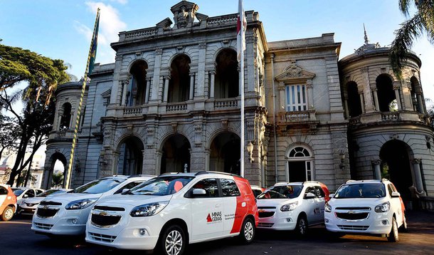 O governador Fernando Pimentel entregou 98 novos veículos para reforçar o atendimento à população de 88 munícios de Minas; foram entregues 31 ambulâncias, 21 minivans e 46 veículos convencionais; ao todo foram investidos R$ 6,2 milhões para a compra dos veículos; os recursos são provenientes de emendas de deputados estaduais; Pimentel destacou a importância do ambiente de harmonia entre os poderes que garantem ações que beneficiam a população