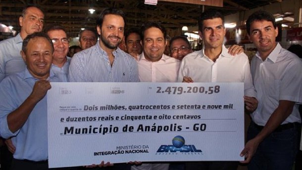A decisão do goiano Alexandre Baldy de continuar como ministro das Cidades até o fim do ano agradou prefeitos do Estado, que notaram aumento no valor investido pela União em Goiás desde que Baldy assumiu o cargo; um deles é o prefeito de Anápolis, Roberto Naves (PTB); “Anápolis tem orgulho de você”, afirma o petebista; ministro desde o dia 2 de novembro de 2017, Baldy já viabilizou só para Anápolis quase R$ 130 milhões em investimentos