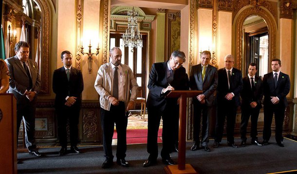 O governador Fernando Pimentel autorizou a assinatura do contrato de concessão entre Minas e a Empresa Eco135 para a exploração das rodovias BR-135, MG-231 e LMG-754, entre Cordisburgo; ao todo, 363,95 quilômetros serão administrados pela concessionária durante 30 anos; o governador ainda ressaltou que o Estado tem avançado “apesar do enorme cerco que estamos vivendo em Minas Gerais”